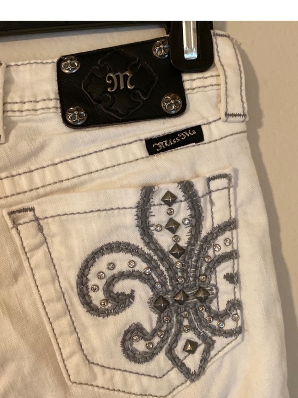 MISS ME white fleur-de-lis Bermuda shorts - Picture 3 of 4